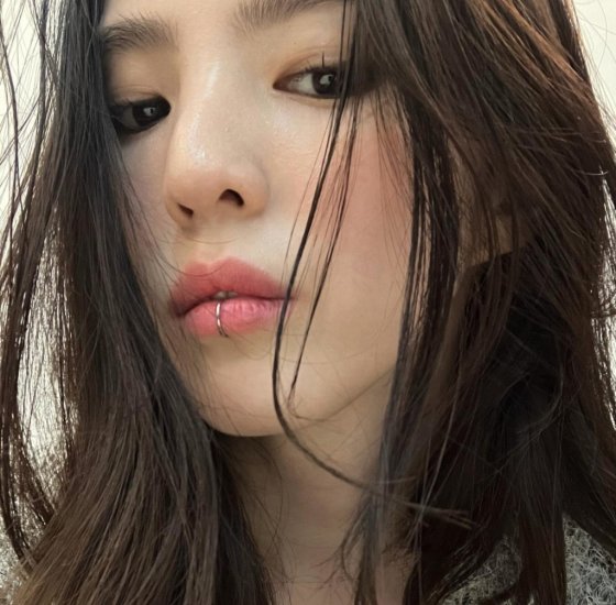 입술에 피어싱을 한 한소희.