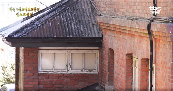 기와지붕의 전통 건축물에 2층의 벽돌조 도입