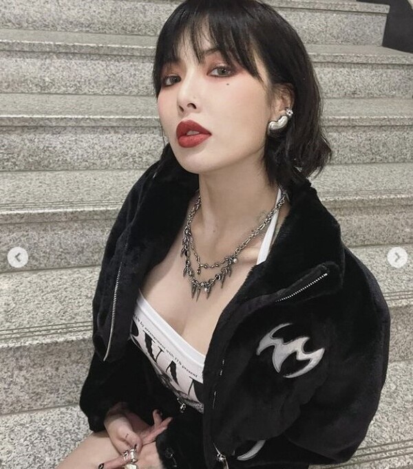 현아, 대학 축제에서 가슴 내민 도발 행위