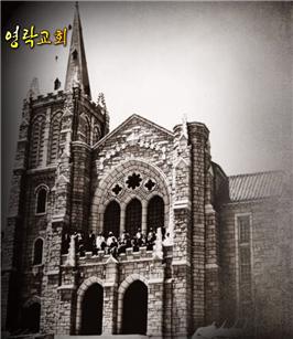 1950년 6월 4일 미완성의 본당에서 첫 예배 거행