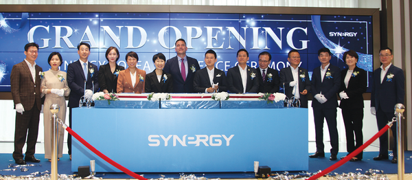 (왼쪽에서 여섯번째부터) 김혜련 지사장, 대니얼노먼 대표, 황윤태 사업자 등 관계자들이 2019년 6월26일 서울 강동구 이스트센트럴타워 신사옥 개장식에서 기념사진을 촬영하고 있다.