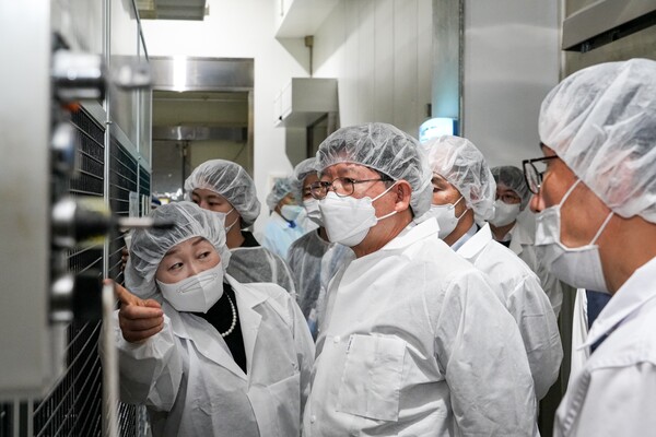 정갑영(가운데) 안전경영위원회 위원장과 조현욱(왼쪽) 위원이 22일 경기도 평택 SPL에 방문해 생산 라인 현장을 점검하고 있다.