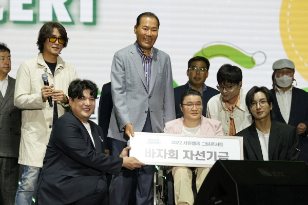최등규(두번째 줄 가운데) 회장이 슈퍼주니어 신동-이특(앞줄) 등과 함께 5월 28일 경기도 파주 광탄 서원밸리CC에서 열린 '제18회 서원밸리 그린콘서트'에서 기부금을 전달한 후 기념촬영을 하고 있다. 