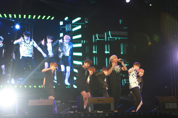 방탄소년단이 2015년 5월 30일 경기도 파주 광탄 서원밸리CC에서 열린 '제13회 서원밸리 그린콘서트'에서 노래를 부르고 있다. 