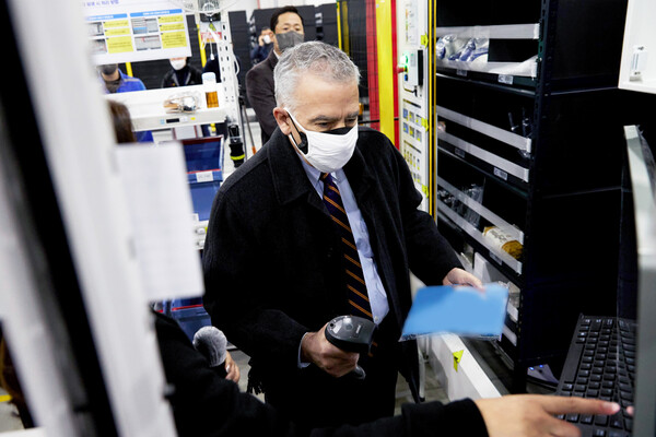 필립 골드버그 주한 미국 대사가 7일 대구 달성군 소재 '쿠팡 대구 풀필먼트센터(대구FC)'에서 상품 스캔 작업을 체험하고 있다.