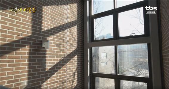 간접 채광을 위해 작고 높게 디자인된 창문