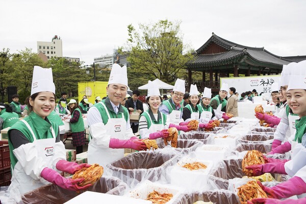 대상그룹 임직원 등 봉사단원들이 2018년 4월 24일 서울 중구 남산 한옥마을에서 진행된 봄 김장 나눔 봉사활동 현장에서 김치를 들어보이고 있다.