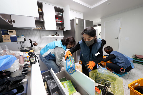 대우건설 봉사자들이 19일 서울 강서구 화곡동 소재 주택에서 짐 정리와 청소를 하고 있다.
