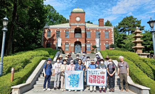 답사팀이 구 서북학회, 현 건국대박물관 앞에서 단체사진을 찍는 모습.