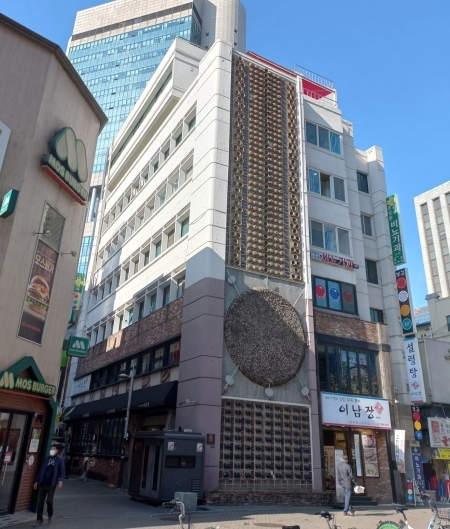 오양빌딩은 서울시 중구 명동9길 구 외환은행 본점 옆에 준공된 지상 6층짜리 건물로 지금은 쌍용빌딩이라 부른다. 건축가 김수근 작품이다.