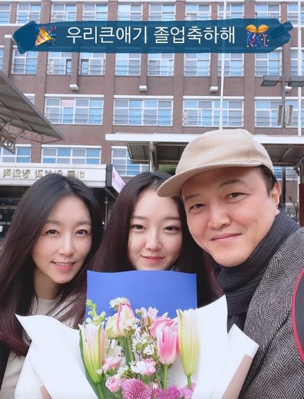 정웅인, '아내도 딸도 한 미모 하네'