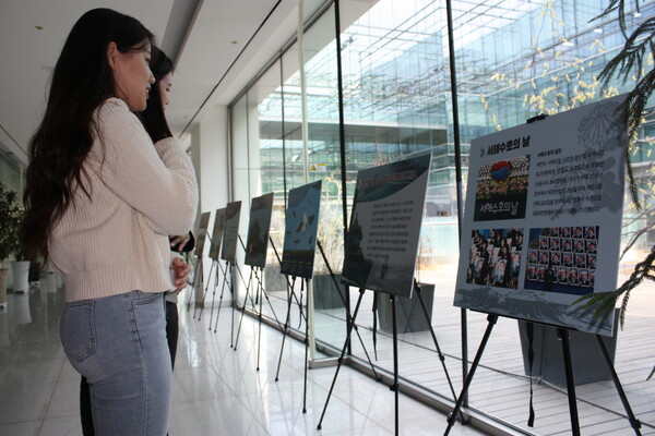 LIG넥스원 임직원이 천안함 재단과 공동 진행한 ‘서해 55용사 추모사진전’을 둘러보며 그들의 숭고한 희생과 헌신을 기리는 시간을 가졌다.