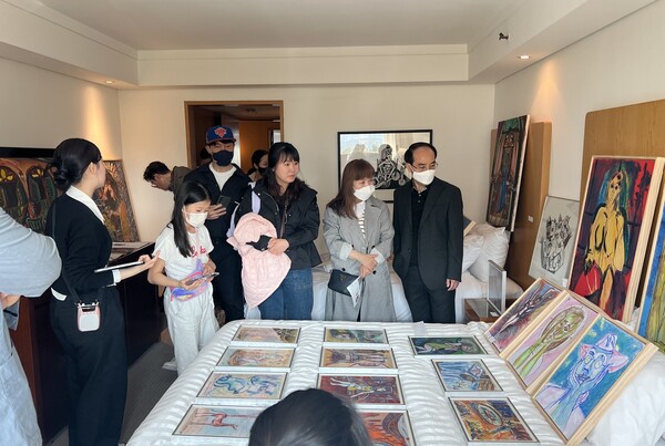 웨스턴조선호텔 부산에서 더블유 아트갤러리리의 작품들을 관람하는 관람객들