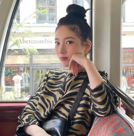 수지, 그냥 카페에 앉아 있어도 돋보이는 호피 무늬