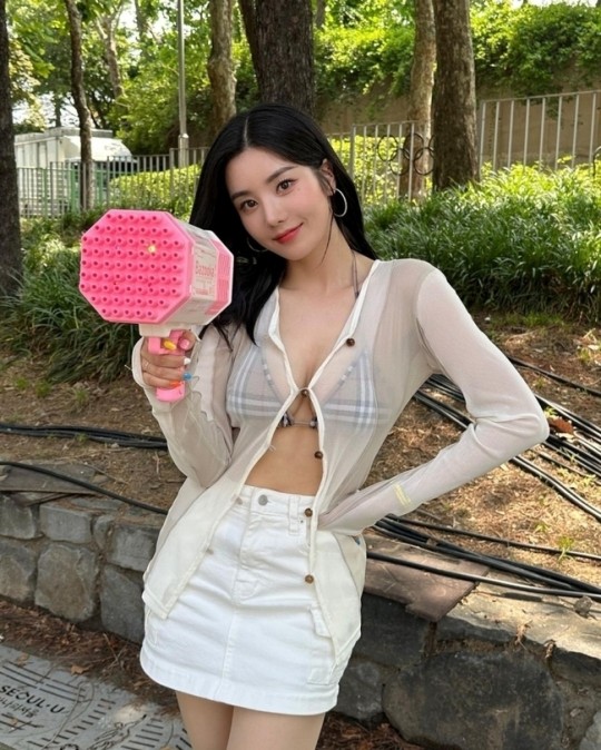 권은비 워터밤 여신 등극 버버리 비키니, 91만 원