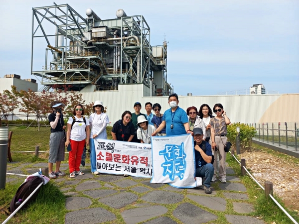 문화지평 회원들이 답사중 당인리발전소인 마포새빛문화공원에서 단체사진을 찍는 모습.      
