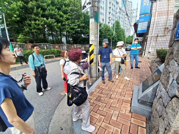 전상봉 해설사가 ‘박세채 집 터’ 표석 앞에서 해설을 하고 있다.