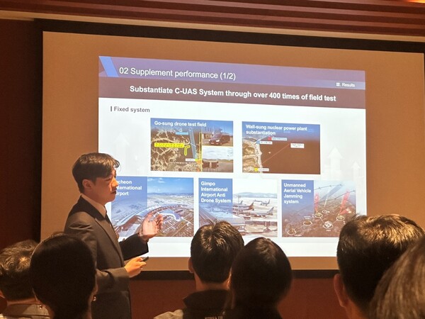 LIG넥스원 전자전사업부.2팀 피세찬 매니저가 ‘2023 한국-사우디아라비아 드론로드쇼’ 참가자를 상대로 LIG넥스원의 안티드론 시스템에 대해 설명하고 있다.