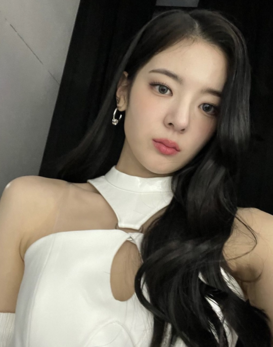 ITZY 리아, 당분간 활동 중단 선언-긴장과 불안 탓