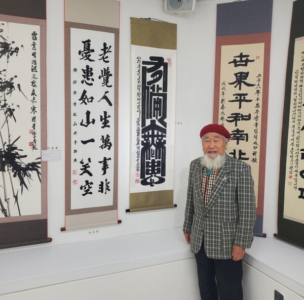 작품 유비무환 앞에 선 한국예술협회전에 참가한 원로화가 이영로 화백