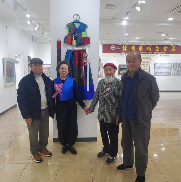 한국예술협회전에 참가한 원로화가 이영로 화백 (왼쪽에서 세번째)