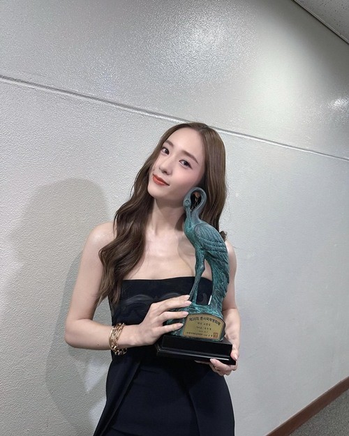 정수정, '거미집'으로 여우조연상 수상 기쁨 만끽