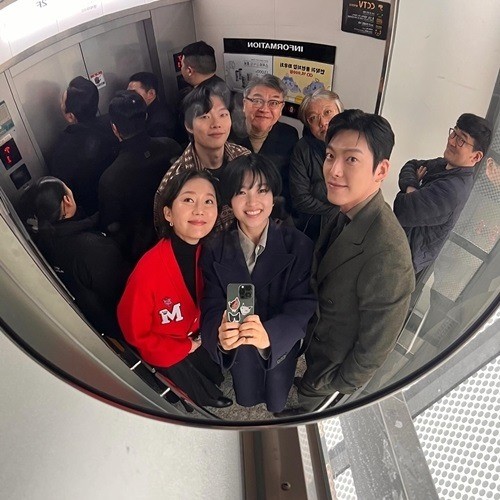 '외계+인' 김우빈, 류준열X김태리와 화보 같은 거울 셀카