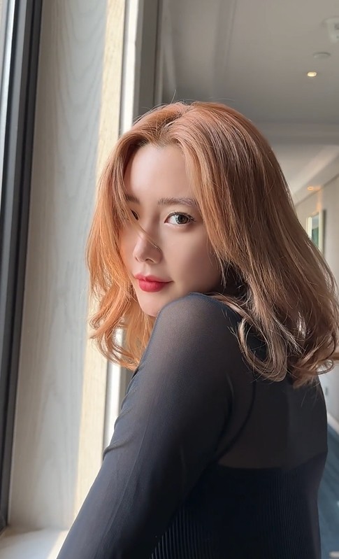 클라라,  헤어 탈색 후 바비 인형 몸매 과시