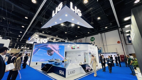 UAE 로봇/무인 전문전시회 'UMEX 2024'에 참가한 LIG넥스원 홍보전시관