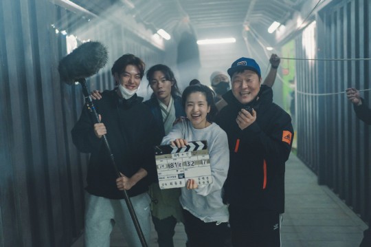 '외계+인' 2부, 류준열+이하늬+김우빈 등 화기애애 비하인드