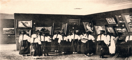 제2회 조선미술전람회를 보고 있는 경성MZ들의 모습/1923년