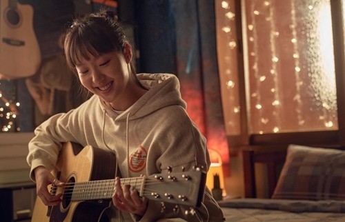 김고은, 첫사랑 비주얼로 '도그데이즈' 지원 사격