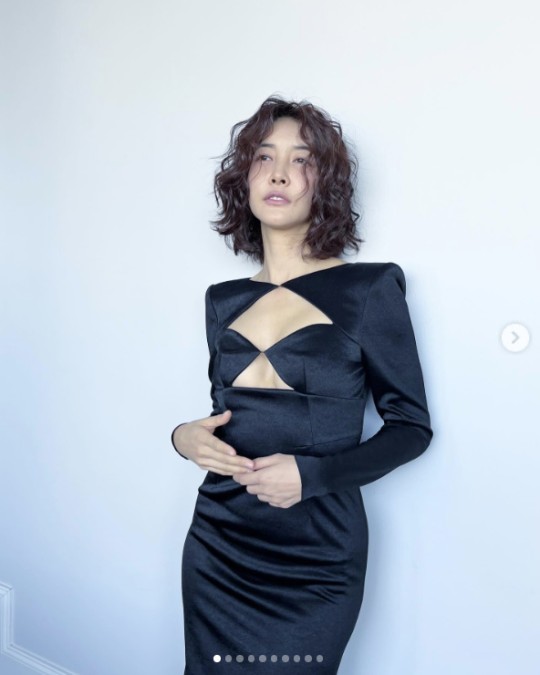 진서연, 가슴 절개 드레스로 치명적 매력