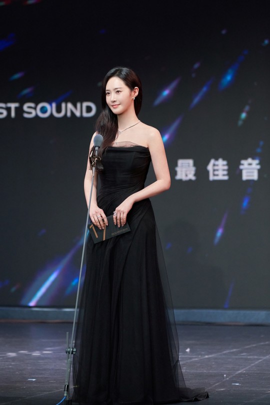 권유리, 홍콩 아시아 필름 어워즈에서 시상자 활약