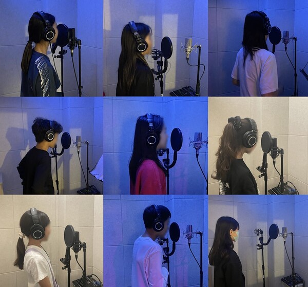 학생들이 메이커뮤직에서 실제 음원을 녹음하는 모습