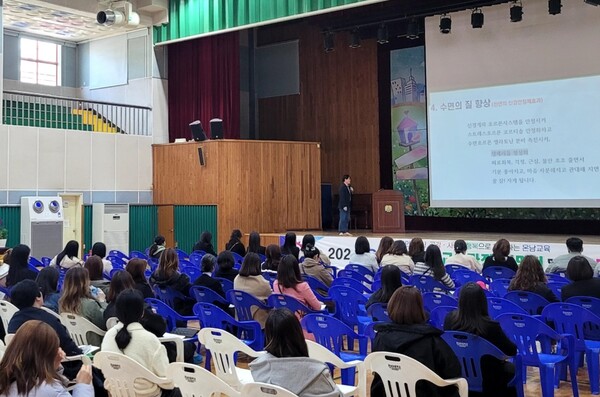 온남초등학교에서 맨발걷기 특강을 하는 맨발쌤 김도남 대표와 학부모들