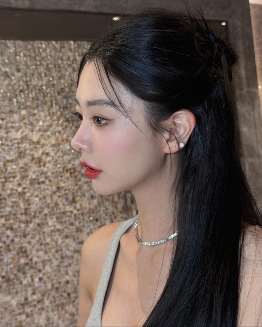 클라라, 탱크 톱에 청바지만 입었을 뿐인데