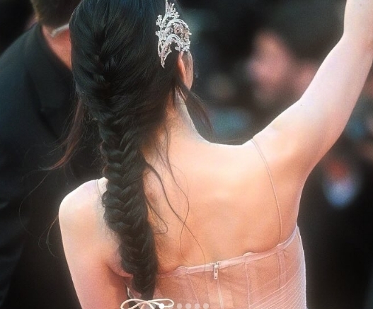 한소희, 칸에 등장한 뒤태 여신-피부가 백설공주