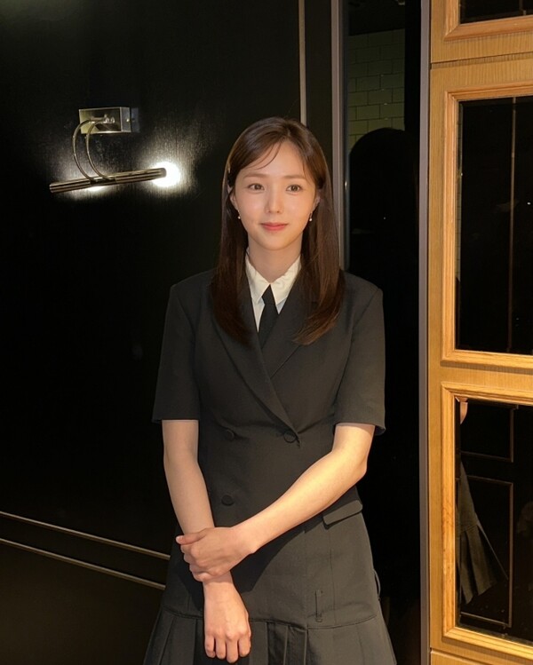 채수빈, 세련된 블레이저 드레스 룩-그래도 최고는 미모