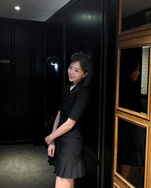 채수빈, 세련된 블레이저 드레스 룩-그래도 최고는 미모