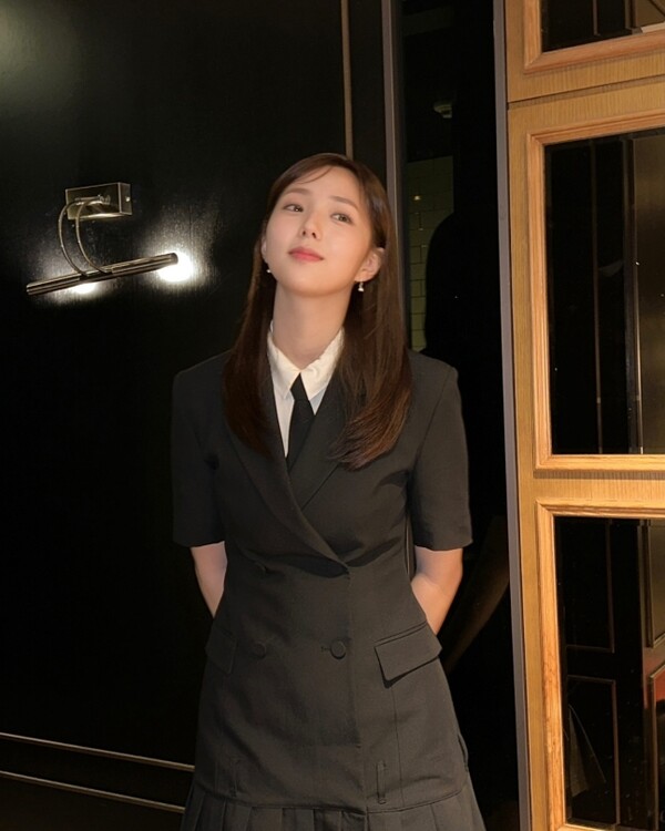 채수빈, 세련된 블레이저 드레스 룩-그래도 최고는 미모