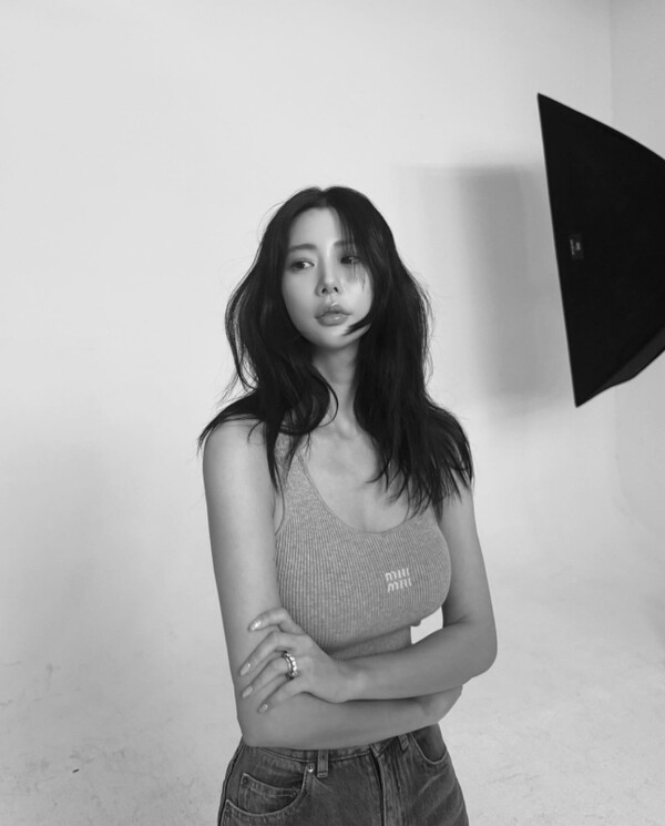 클라라, 흑백 사진 속 압도적 글래머 매력 과시