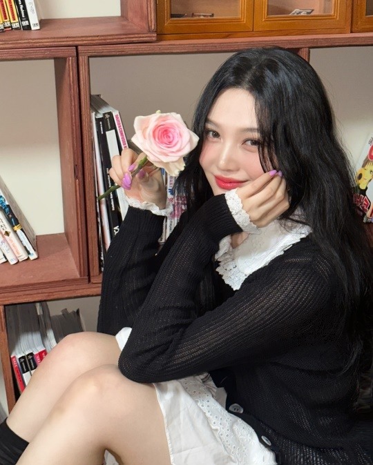 레드벨벳 조이, 꽃과 함께 자신감 '결코 꿀리지 않아'