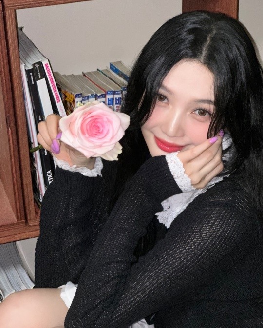 레드벨벳 조이, 꽃과 함께 자신감 '결코 꿀리지 않아'