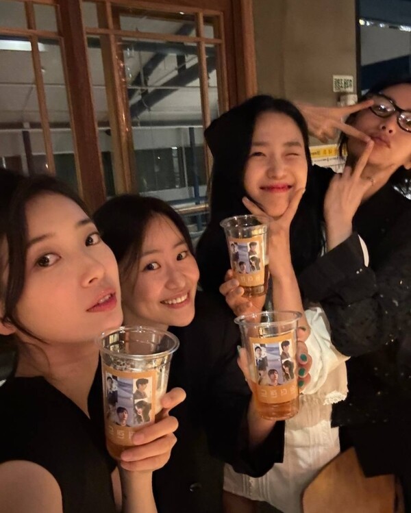 조현아-조희령-나나 예쁜 애들의 예쁜 애 수지 '원더랜드' 지원 사격