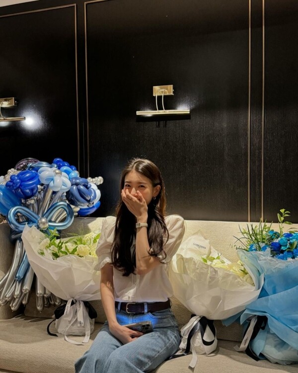 수지, 흰 셔츠에 청바지-역시 국민 첫사랑 