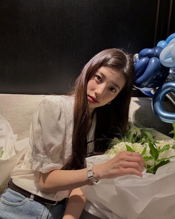 수지, 흰 셔츠에 청바지-역시 국민 첫사랑 