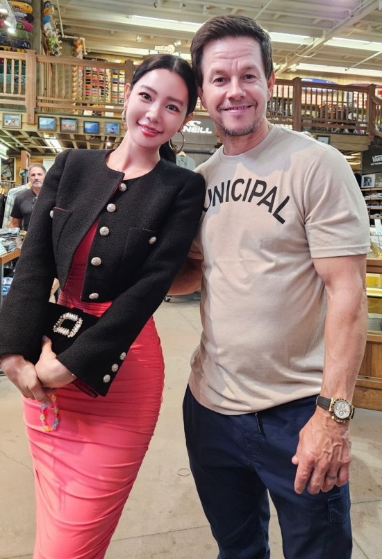 클라라, 중국 가더니 월드 클래스-마크 월버그와 친한 수준