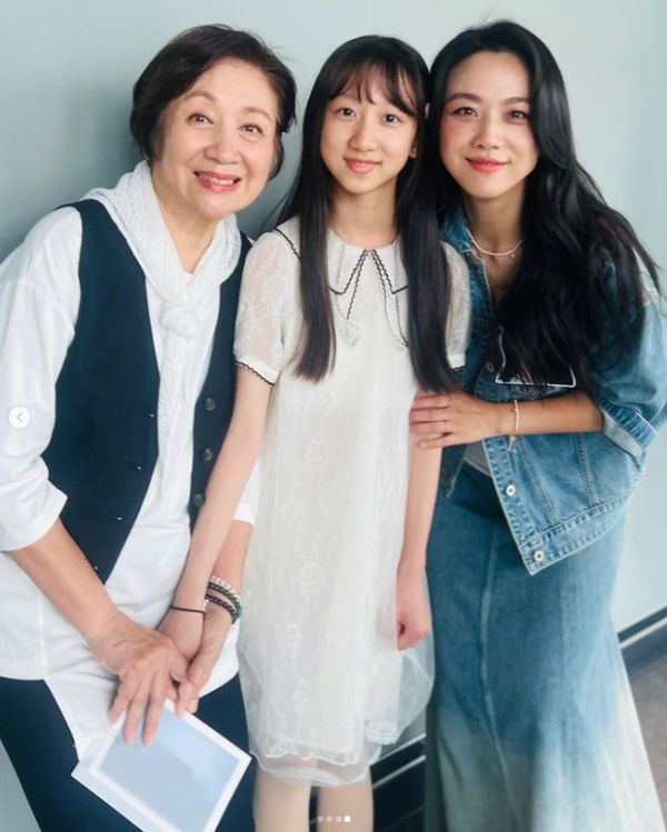탕웨이, 모친+딸 '3대가 붕어빵이네'