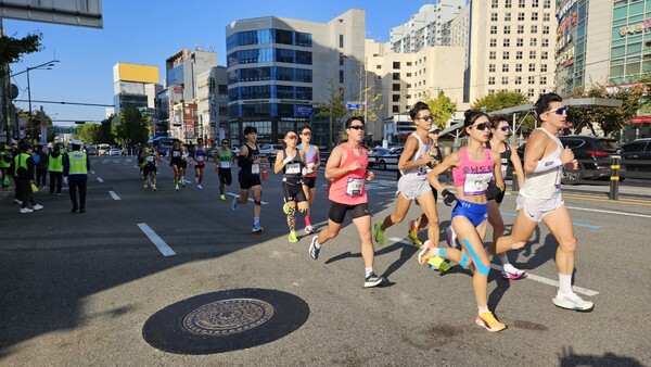 지난 3일 열린 2024 JTBC 서울마라톤에 출전한 선수들이 서울 시내를 달리고 있는 모습.